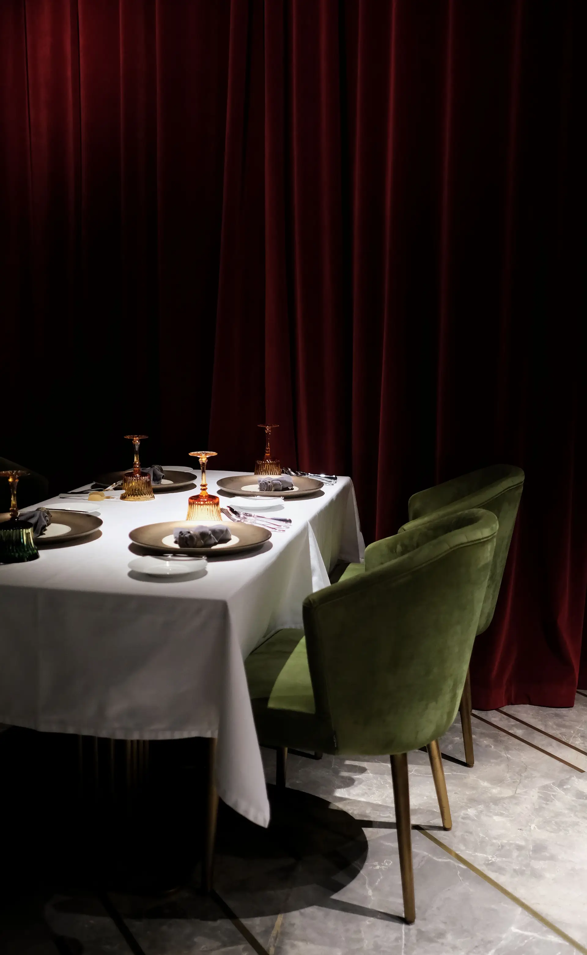 Dekket bord og luksuriøse tekstiler i hotellets lounge