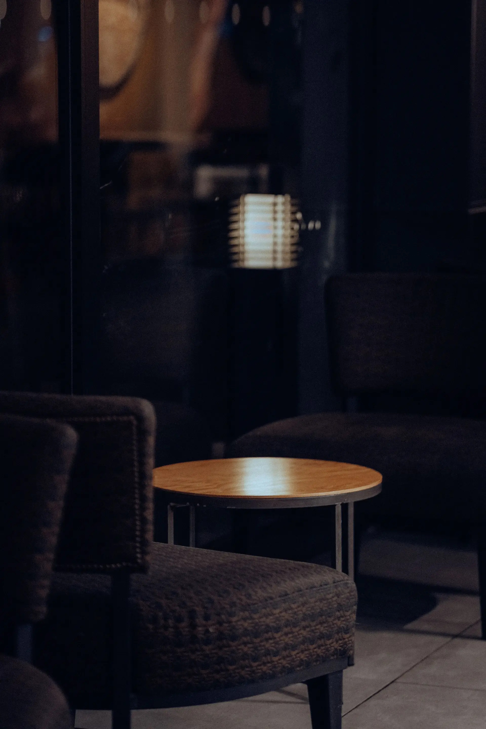 Privat sittegruppe med dempet belysning og arkitektoniske paneler