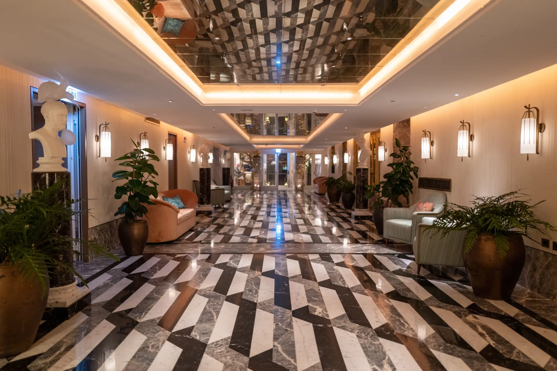 MerqaviancrestCasinoHotel lobby og salong med raffinert arkitektonisk belysning