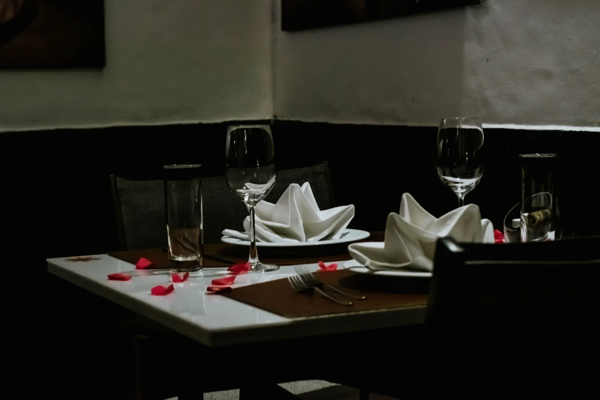 MerqaviancrestCasinoHotel raffinert restaurant med stemningsfull kveldsbelysning