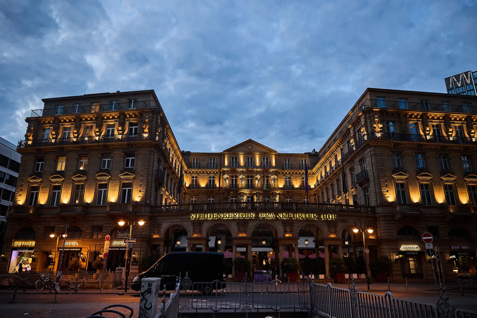MerqaviancrestCasinoHotel arkitektonisk fasade og opplyst inngangsparti i skumring