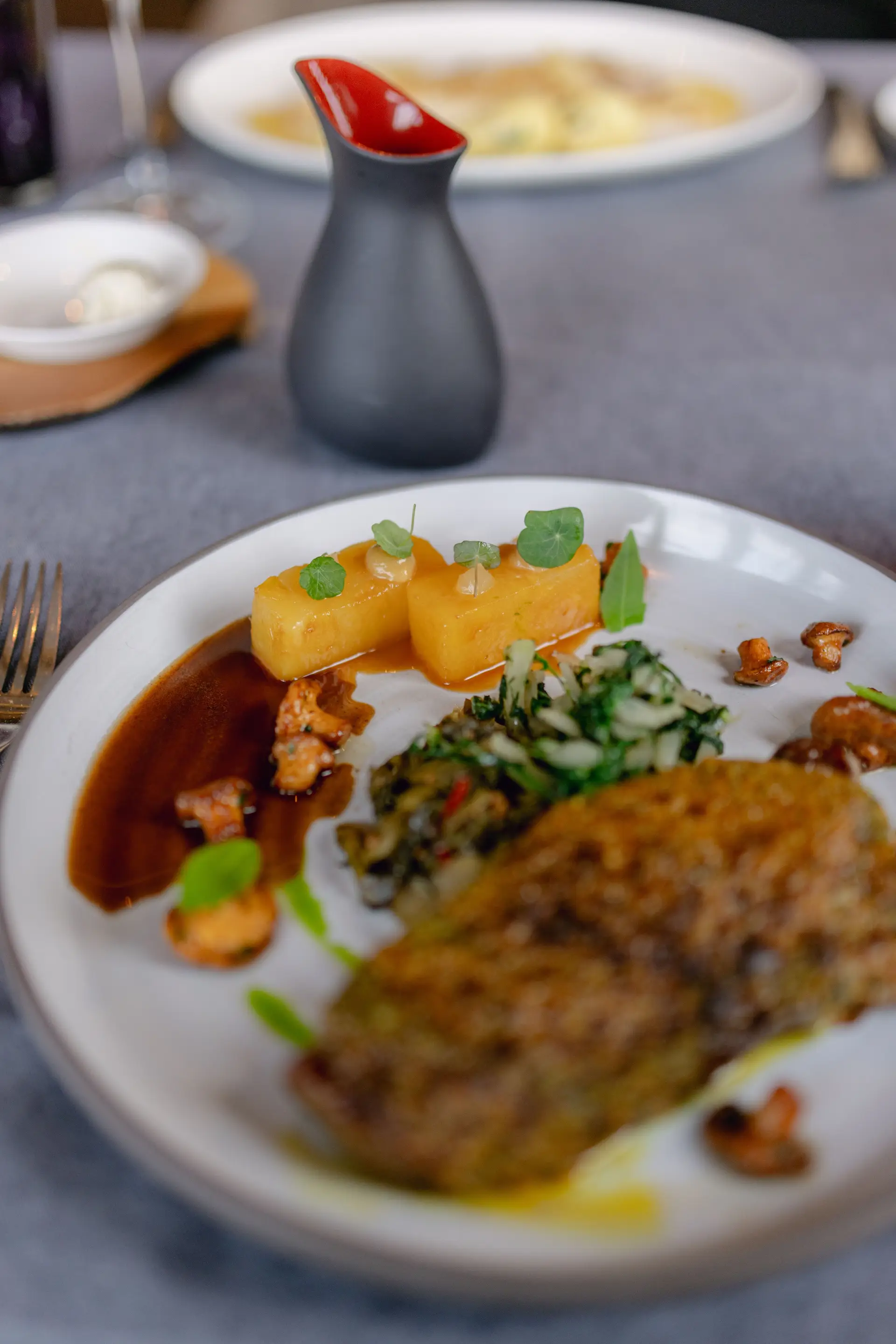 Gourmetmiddag med møre fileter og rik saus servert på kunstnerisk porselen