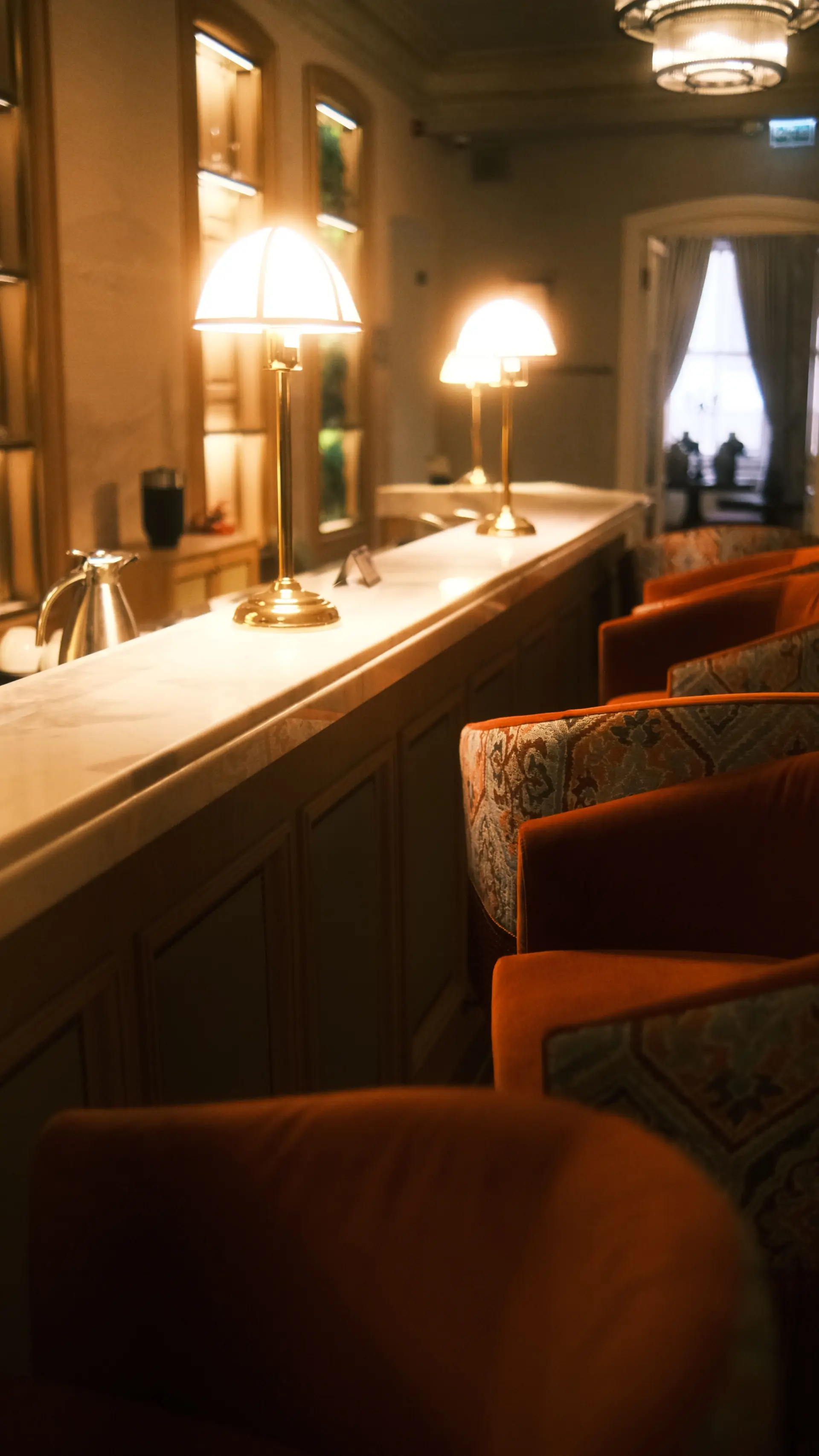 Hotellets signaturbar med polstret sittekomfort og varm glød