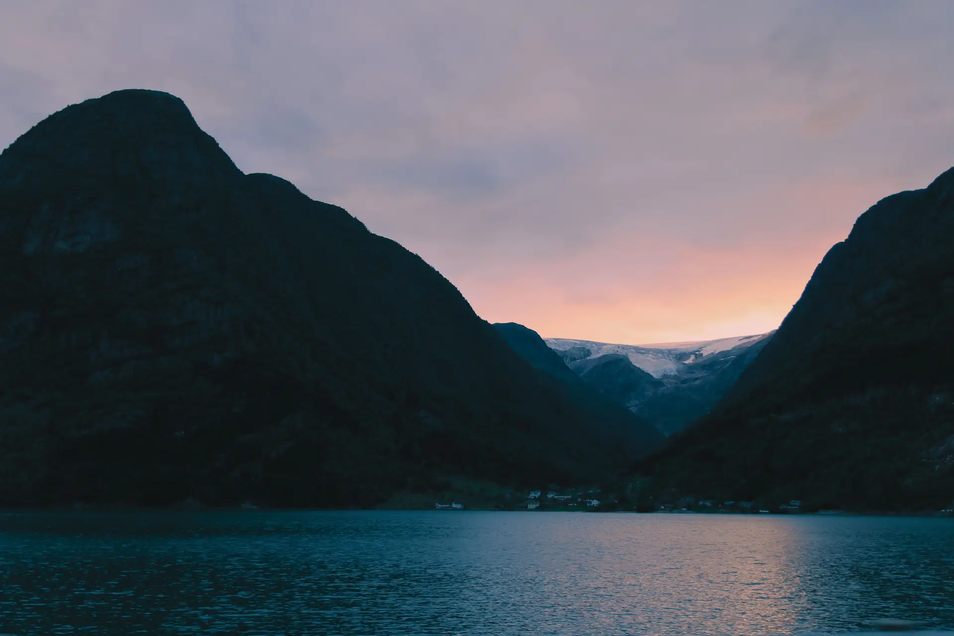Stemningsfull utsikt mot skandinavisk fjord og skumringslandskap