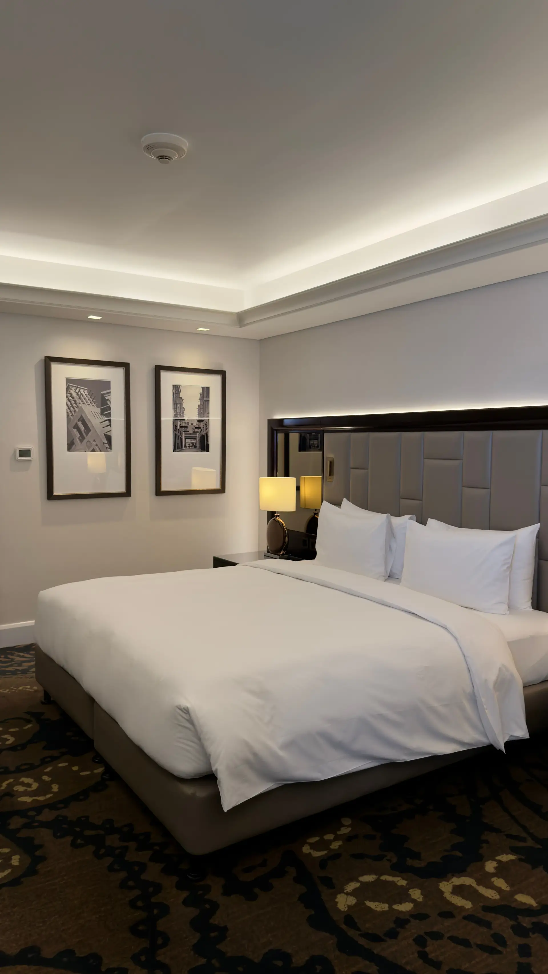 Kveldsstemning og arkitektonisk ro ved MerqaviancrestCasinoHotel
