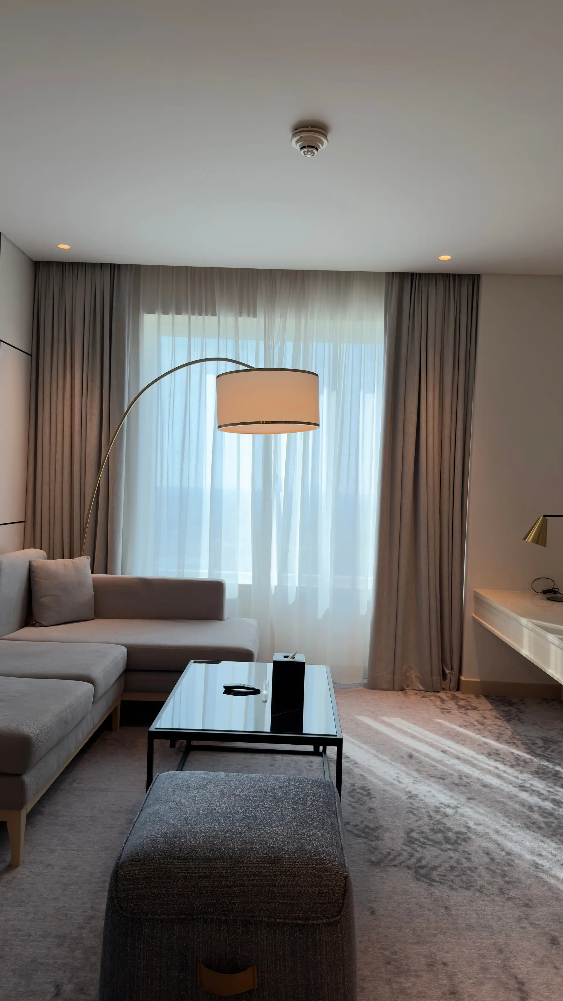 Luksuriøs hotellsuite med panoramavindu og nordisk kveldslys