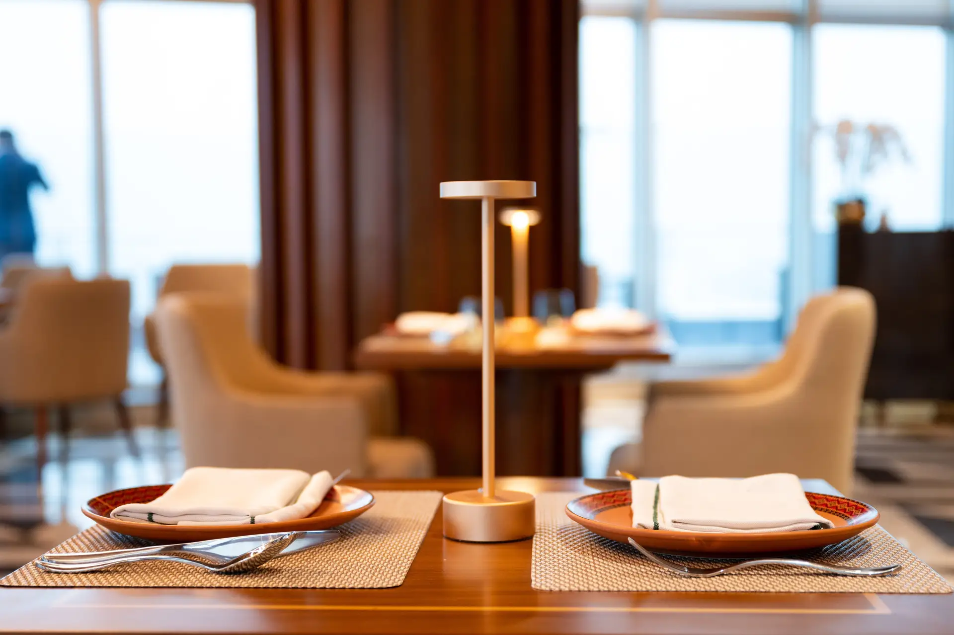 Moderne bordbelysning og minimalistisk porselen i restauranten