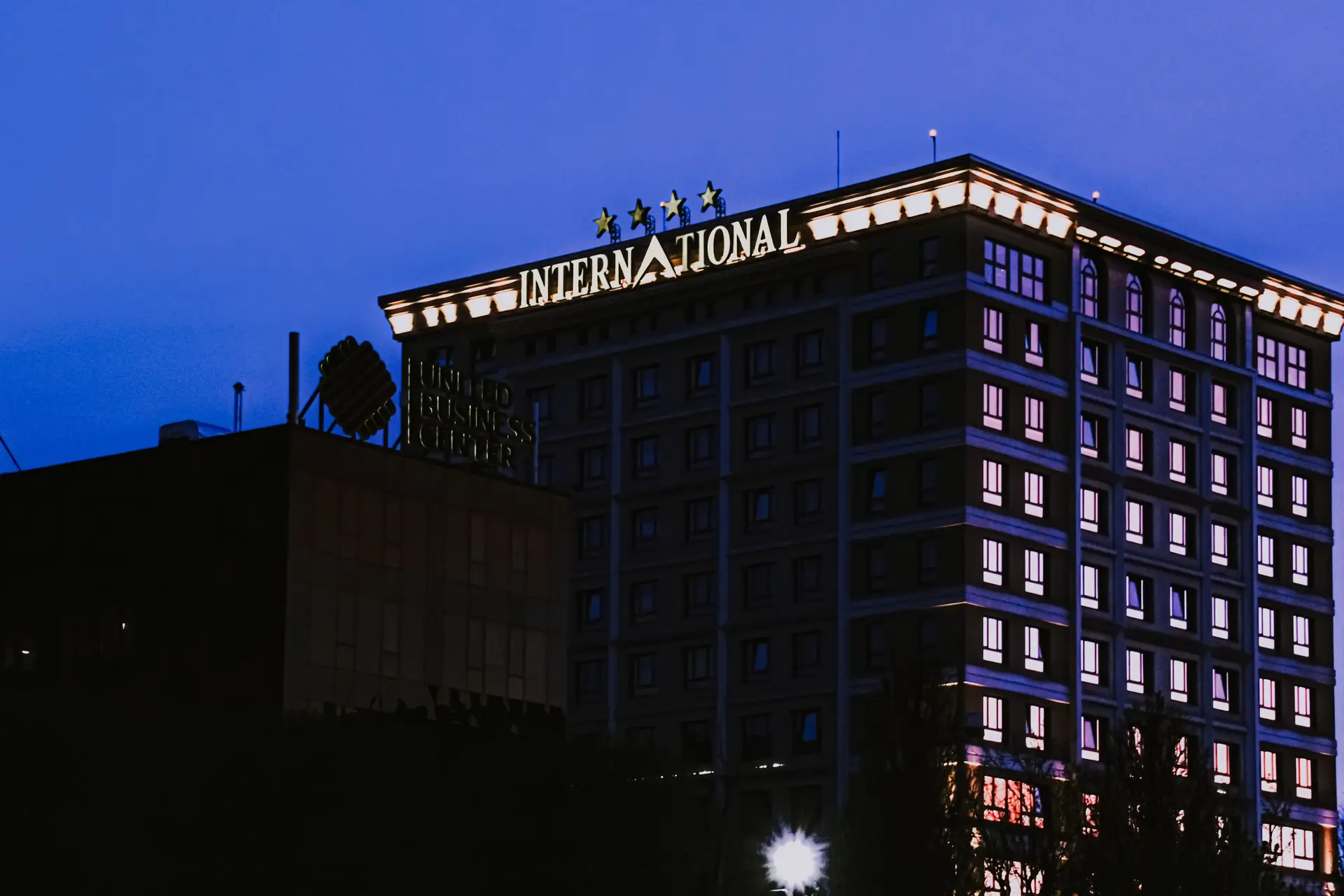 MerqaviancrestCasinoHotel arkitektonisk fasade i kveldslys
