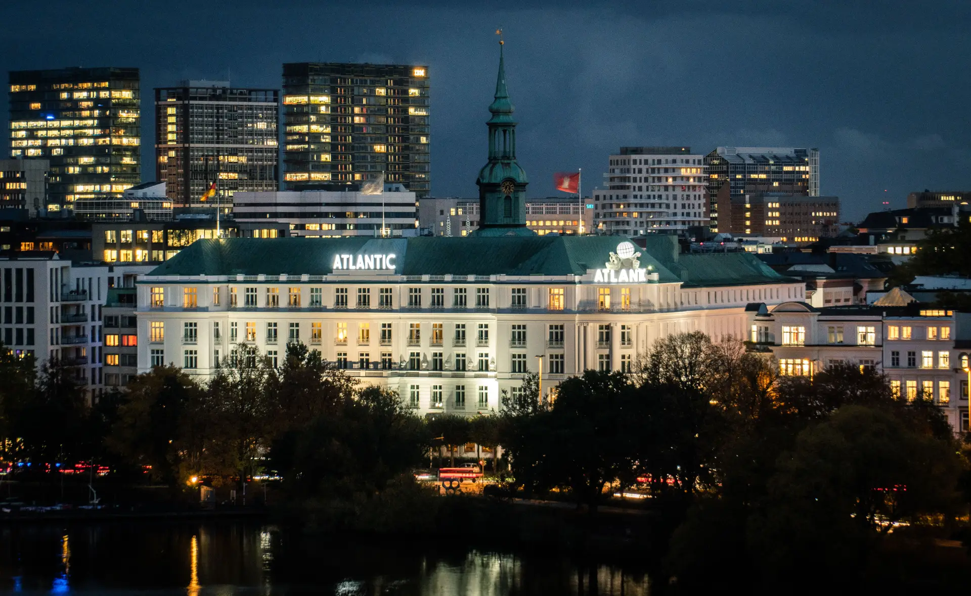 MerqaviancrestCasinoHotel speiler seg i kveldsmørket