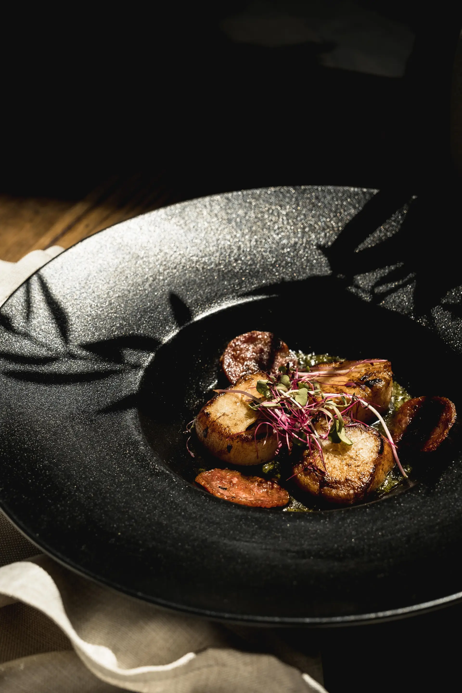 Gourmetrett med delikate kamskjell og nordisk garnityr