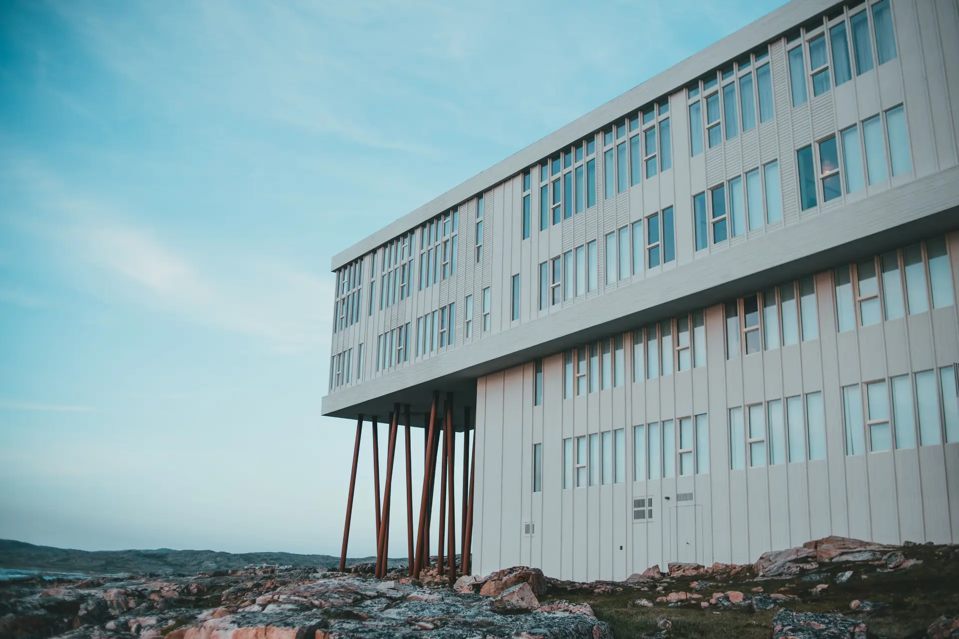 MerqaviancrestCasinoHotel arkitektonisk eksteriør i kveldsskymring